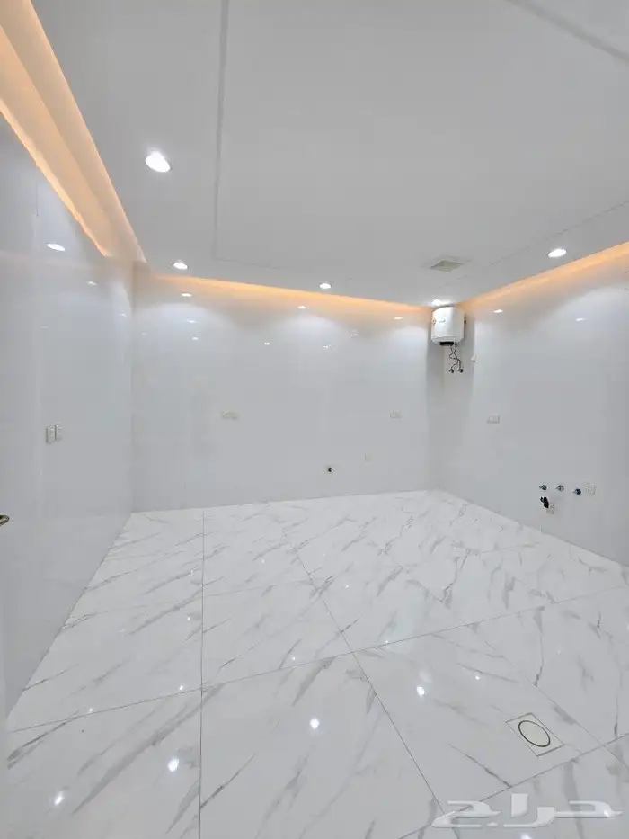 للبيع روف علوى مع ملحق مدخل مستقل620 ألف خلف مستشفى الألماني 15