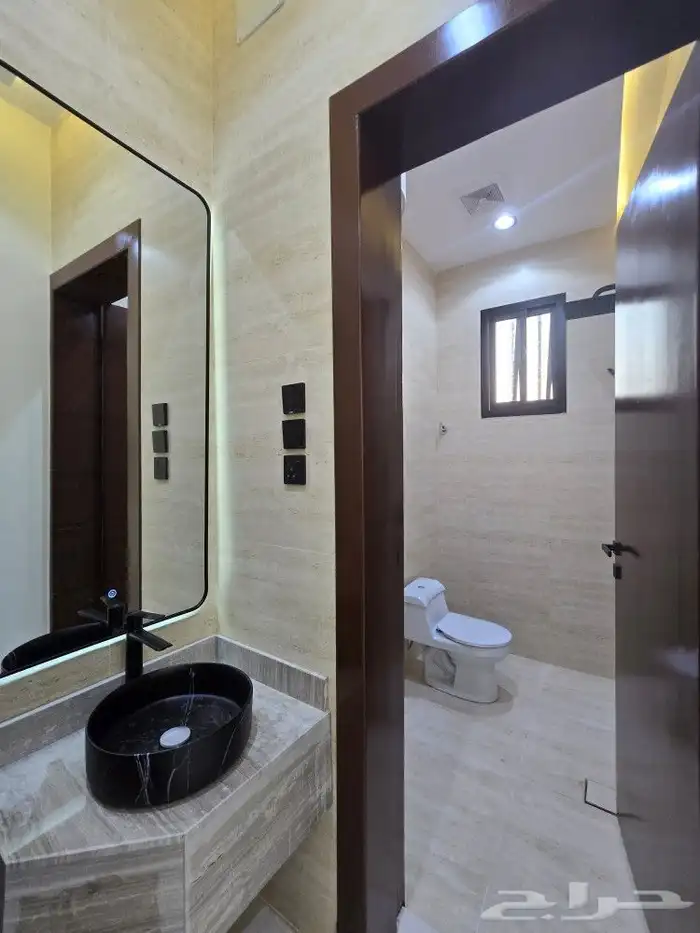 للبيع دور علوي مداخل مستقله وسطح خاص6غرف من580ألف بحي الطلح 21