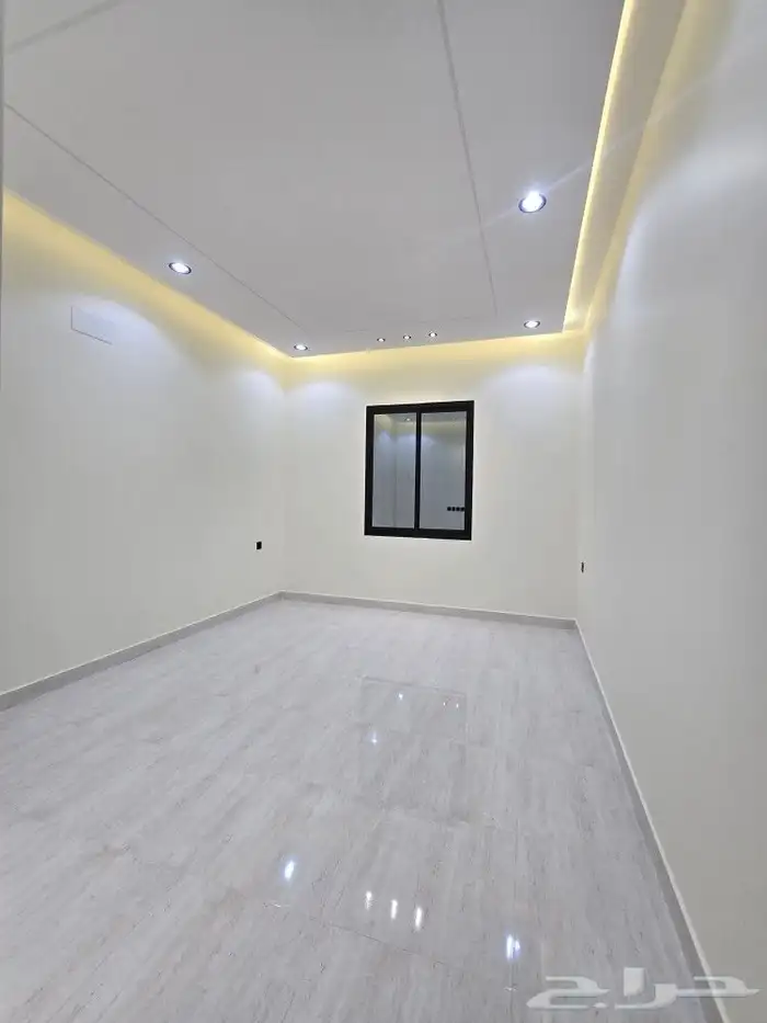 للبيع دور علوي مداخل مستقله وسطح خاص6غرف من580ألف بحي الطلح 20