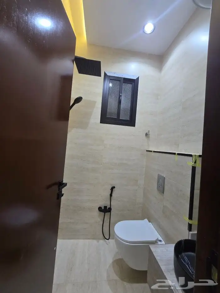 للبيع دور علوي مداخل مستقله وسطح خاص6غرف من580ألف بحي الطلح 17