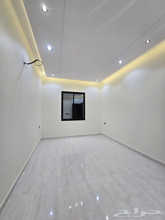 للبيع دور علوي مداخل مستقله وسطح خاص6غرف من580ألف بحي الطلح 9