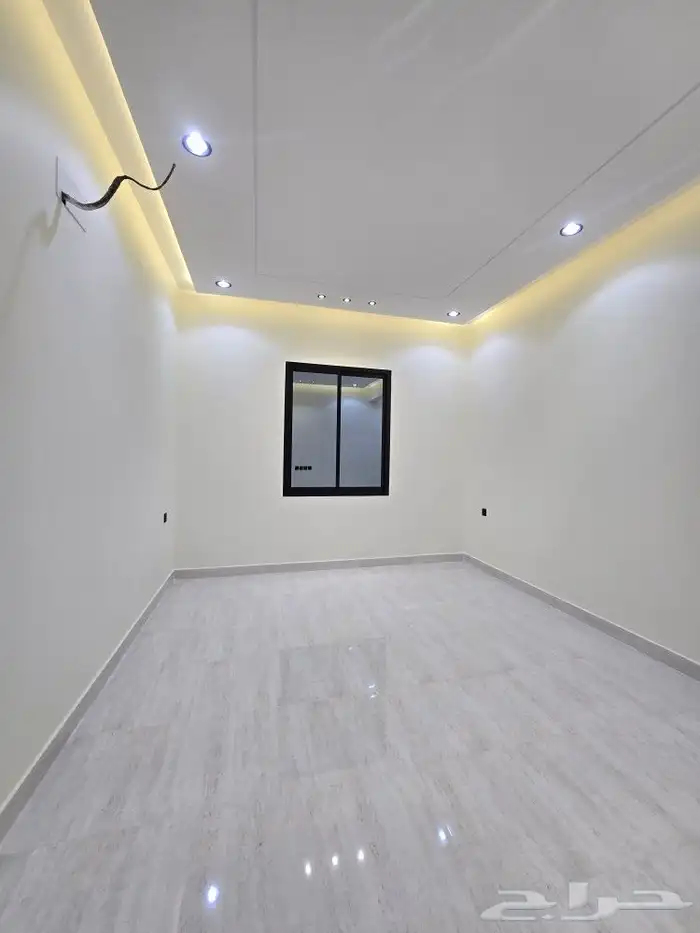 للبيع دور علوي مداخل مستقله وسطح خاص6غرف من580ألف بحي الطلح 18