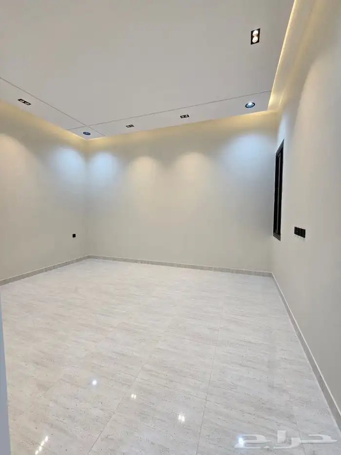 للبيع دور أرضي في عماره دورين 6غرفVIPحوش وبايكه خلف الألماني 21