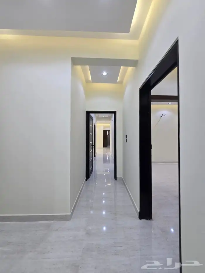 للبيع دور علوي مداخل مستقله وسطح خاص6غرف من580ألف بحي الطلح 5