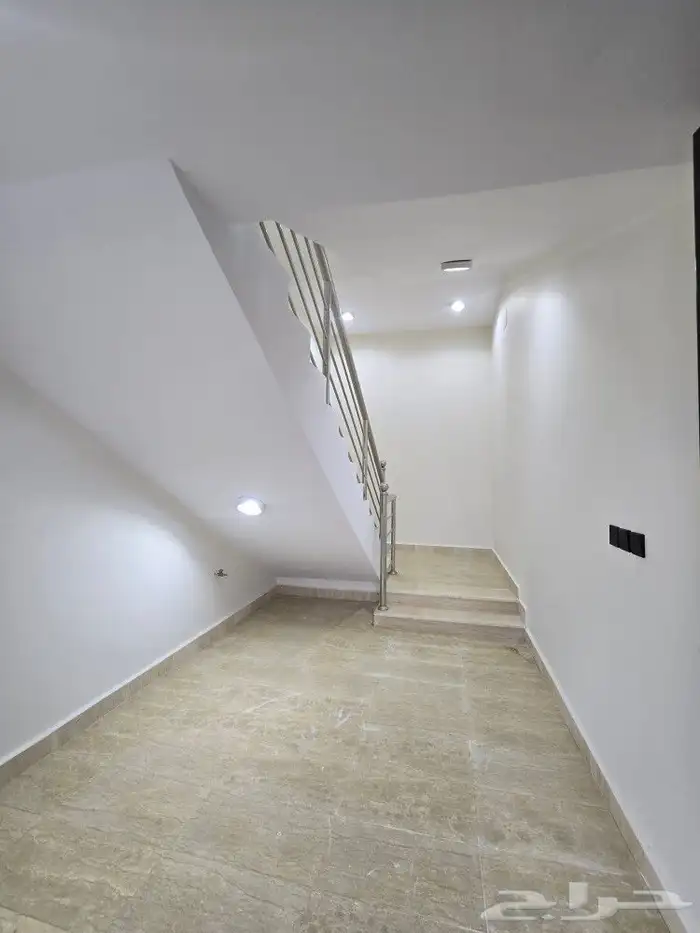 للبيع دور علوي مداخل مستقله وسطح خاص6غرف من580ألف بحي الطلح 4