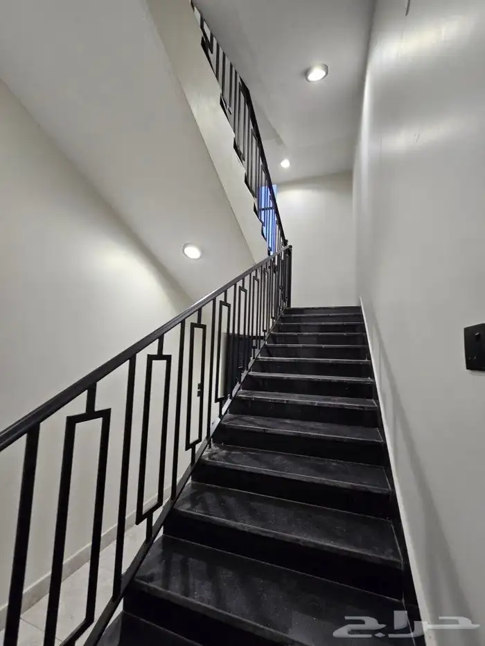 للبيع فيلا ثلاث أدوار بدرج خارجي تشطيب مميزأحدرفيده مخطط هيف 21