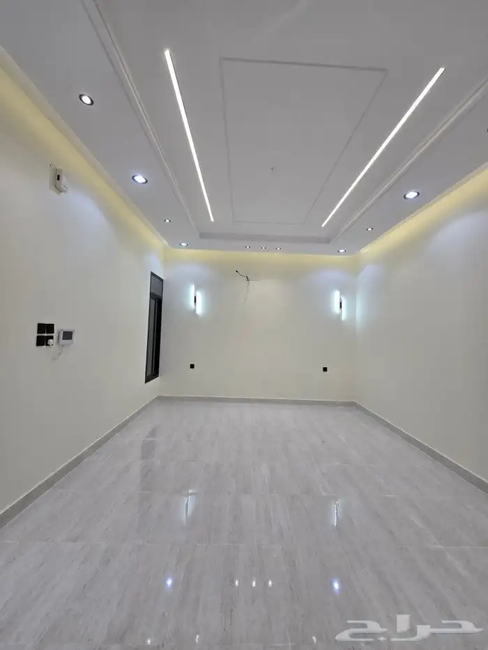 للبيع دور علوي مداخل مستقله وسطح خاص6غرف من580ألف بحي الطلح 15