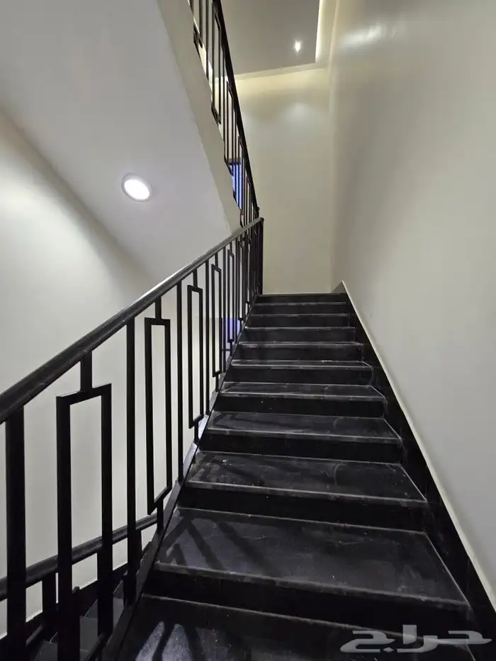 للبيع فيلا ثلاث أدوار بدرج خارجي تشطيب مميزأحدرفيده مخطط هيف 46