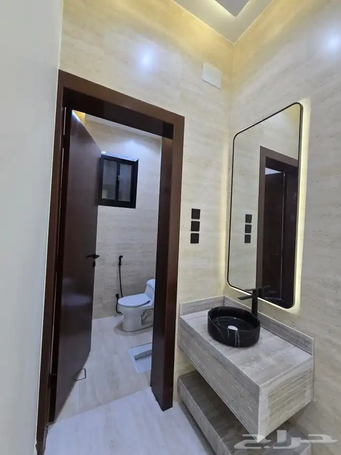 للبيع دور علوي مداخل مستقله وسطح خاص6غرف من580ألف بحي الطلح 14