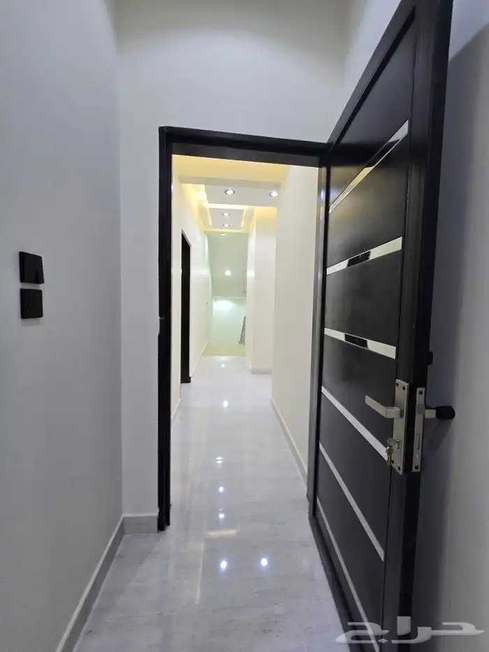 للبيع دور علوي مداخل مستقله وسطح خاص6غرف من580ألف بحي الطلح 10