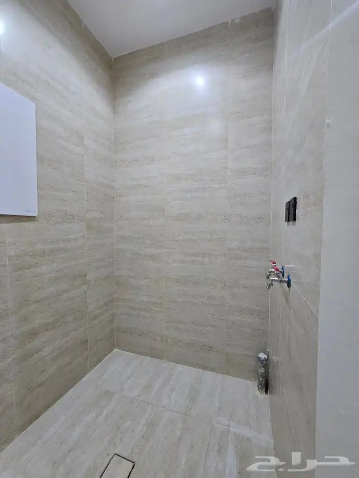 للبيع دور علوي مداخل مستقله وسطح خاص6غرف من580ألف بحي الطلح 12