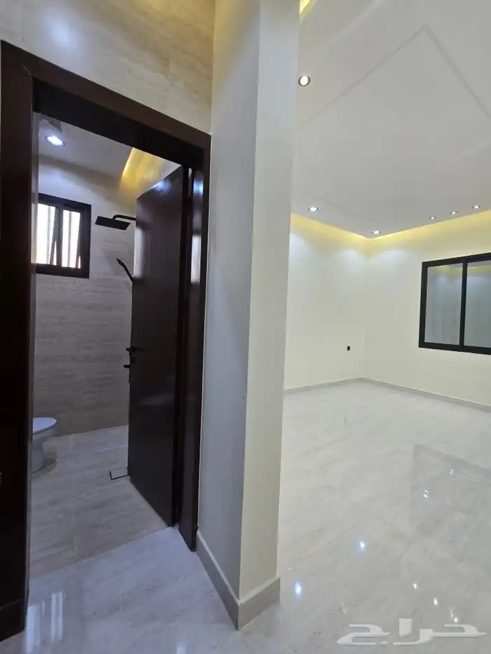 للبيع دور علوي مداخل مستقله وسطح خاص6غرف من580ألف بحي الطلح 19