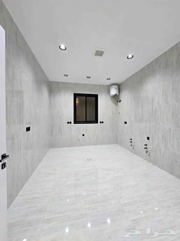 للبيع دور أرضي في عماره دورين 6غرفVIPحوش وبايكه خلف الألماني 12