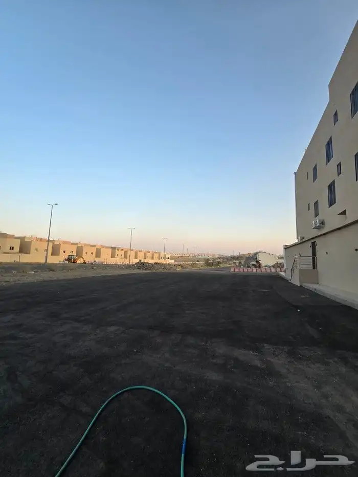 للبيع دور علوي مداخل مستقله وسطح خاص6غرف من580ألف بحي الطلح 3