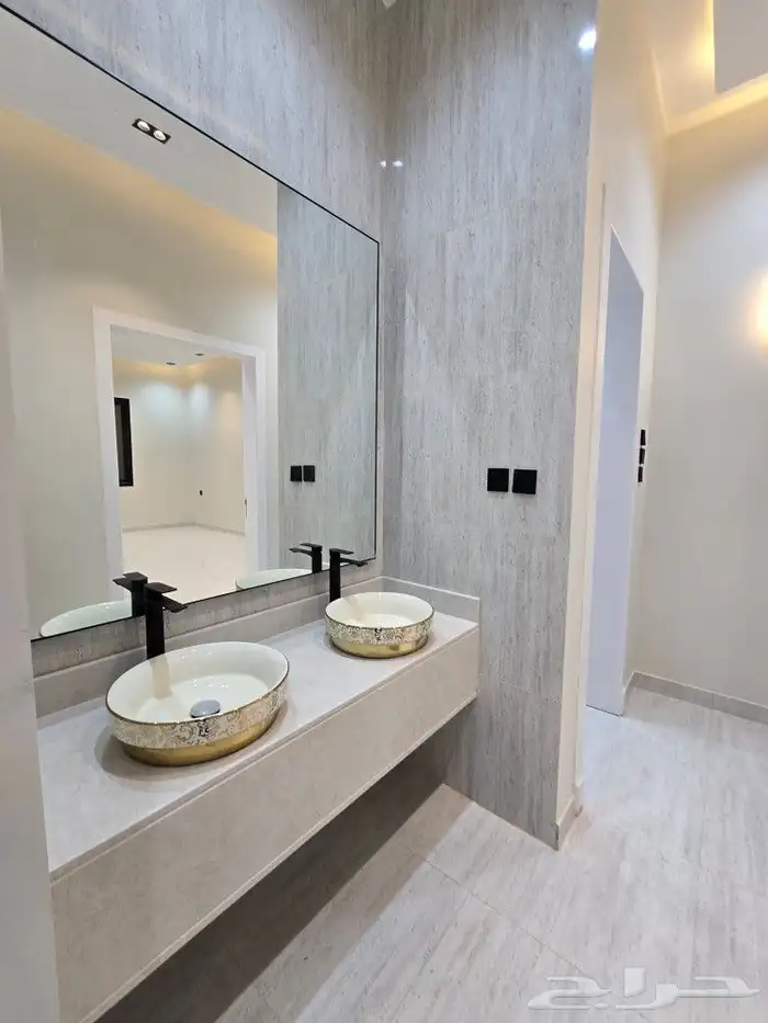 للبيع دور أرضي في عماره دورين 6غرفVIPحوش وبايكه خلف الألماني 8