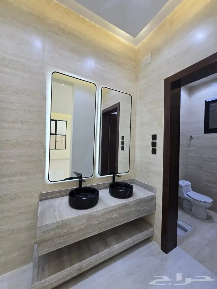 للبيع دور علوي مداخل مستقله وسطح خاص6غرف من580ألف بحي الطلح 8