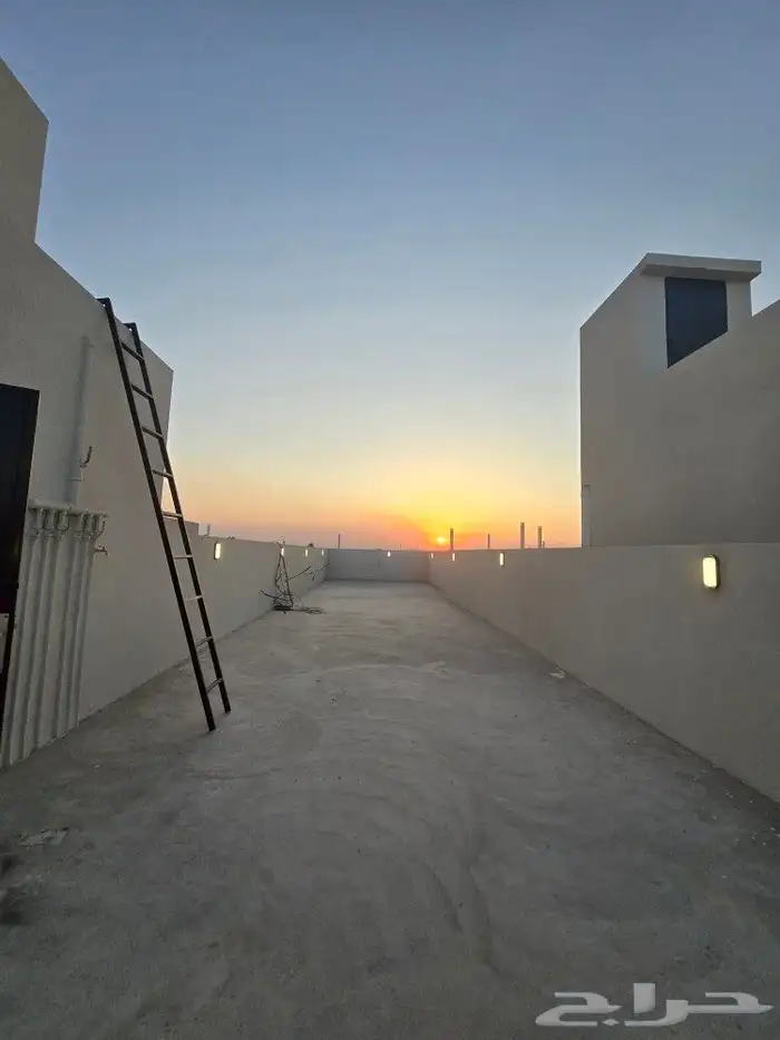 للبيع دور علوي مداخل مستقله وسطح خاص6غرف من580ألف بحي الطلح 22