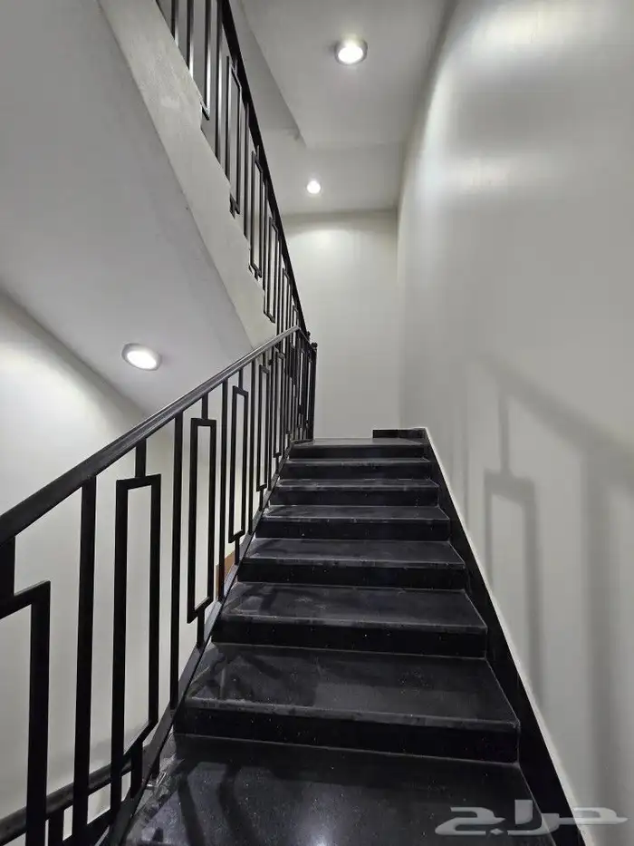 للبيع فيلا ثلاث أدوار بدرج خارجي تشطيب مميزأحدرفيده مخطط هيف 22