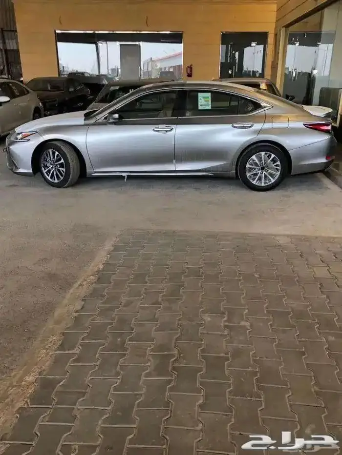 لكزس ES 350 فئه CA موديل 2025 متوفر( اسود - بيج- ابيض- ) 1