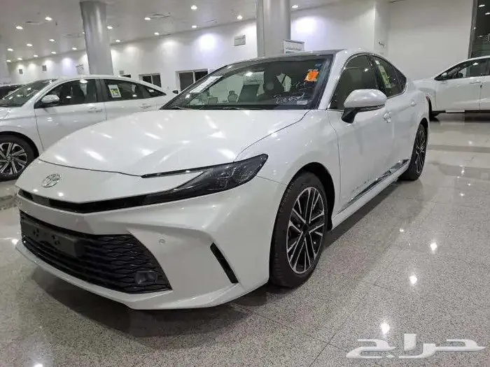 كامري جراندي 2.5 سيدان بنزين اوتوماتيك (أبيض  2025) 2