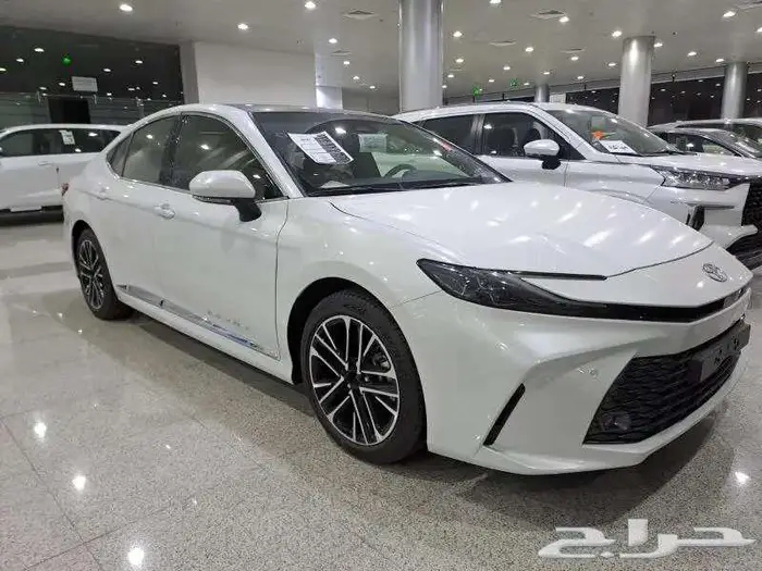 كامري جراندي 2.5 سيدان بنزين اوتوماتيك (أبيض  2025) 1