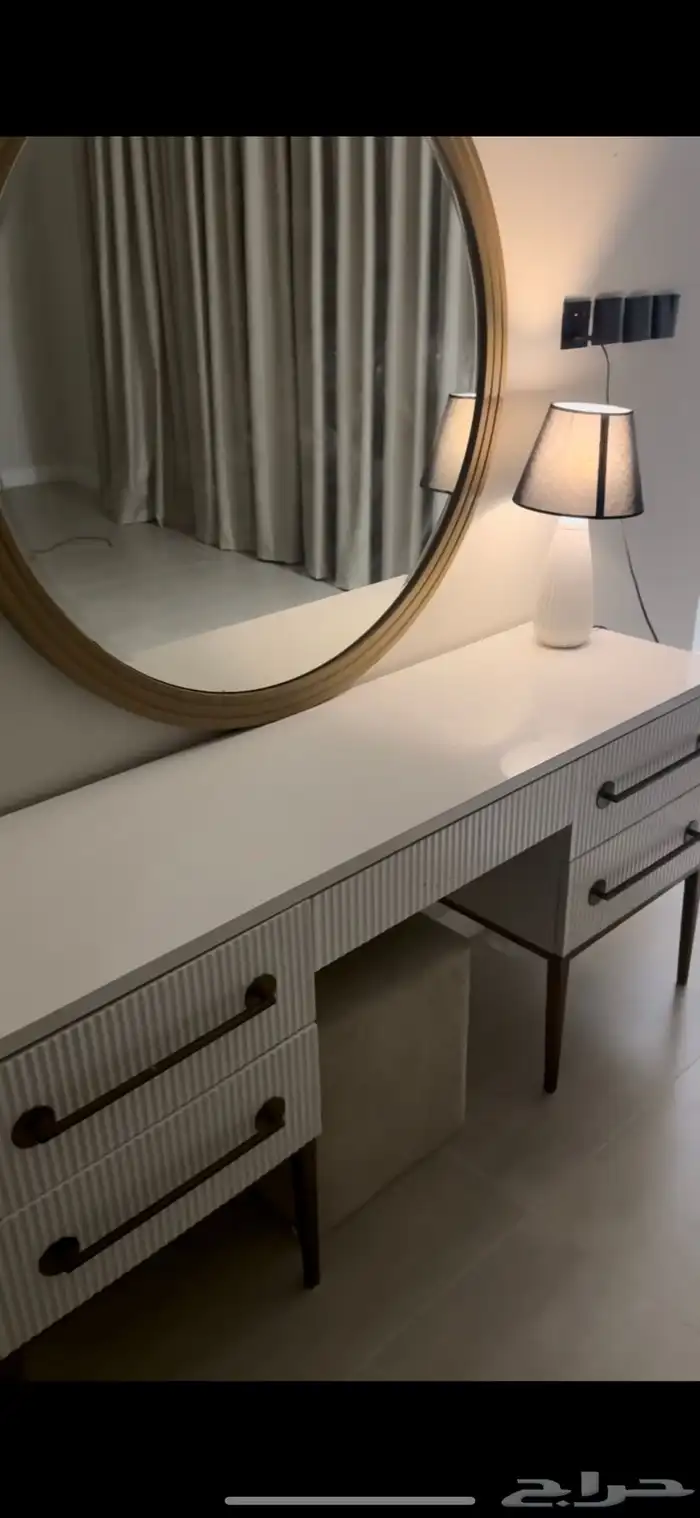 تسريحه كبيره مع مرايه وكرسي ب800 0