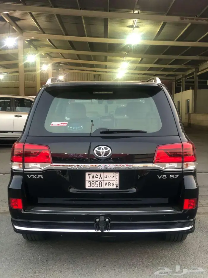 تويوتا جيب لاندكروزر VXR سعودي 2021 أسود داخل بيج 10