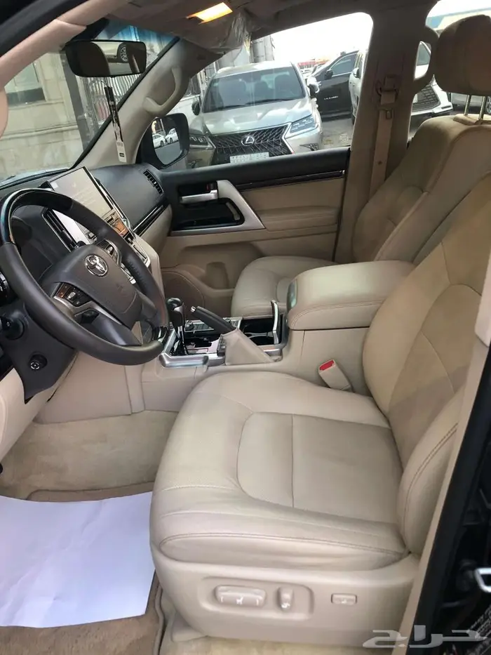 تويوتا جيب لاندكروزر VXR سعودي 2021 أسود داخل بيج 1