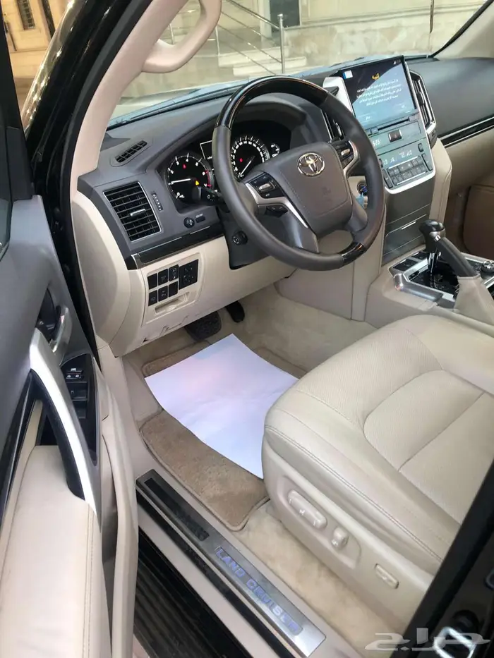 تويوتا جيب لاندكروزر VXR سعودي 2021 أسود داخل بيج 2