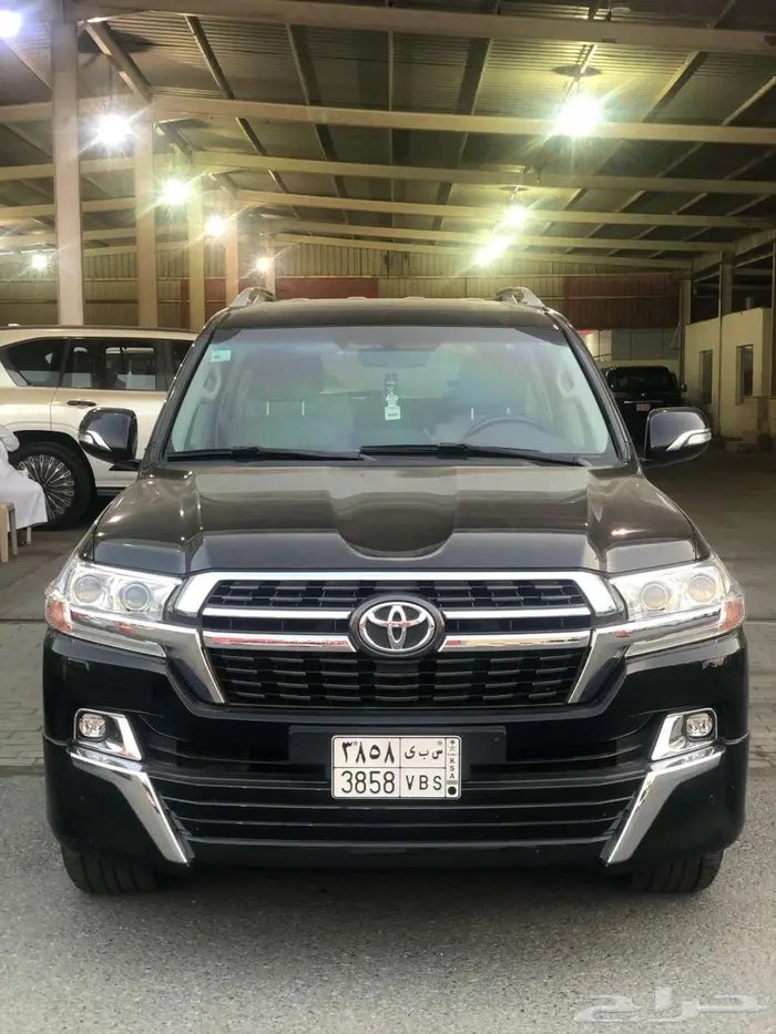 تويوتا جيب لاندكروزر VXR سعودي 2021 أسود داخل بيج 9