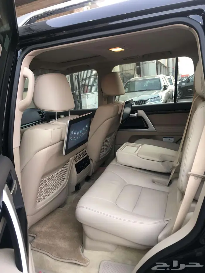 تويوتا جيب لاندكروزر VXR سعودي 2021 أسود داخل بيج 4
