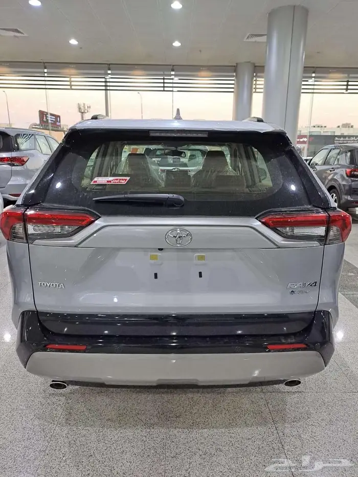 تويوتا راف فور xle فتحة هايبرد 2025 ( لون فضي ) 5
