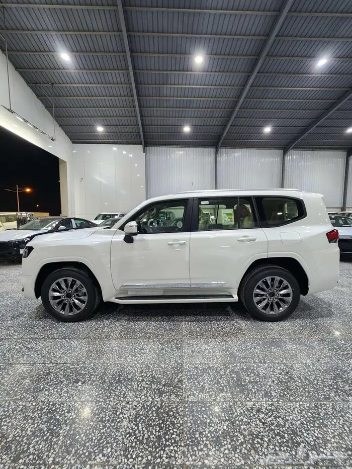 تويوتا لاندكروزر GXR - L4 بنزين 2026 السعر 330050 3