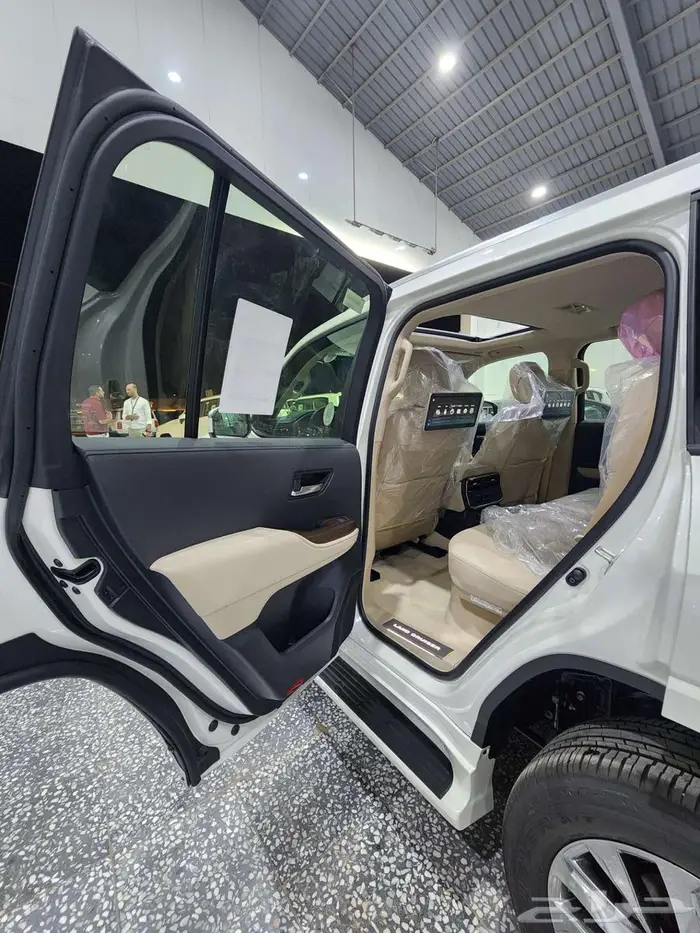 تويوتا لاندكروزر GXR - L4 بنزين 2026 السعر 330050 12