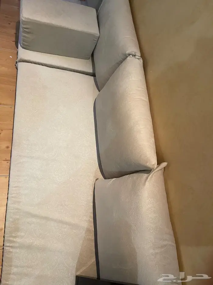 جلسة ارضيه نظيفة جدا لم تستخدم الا مرتين مقاسها 6متر 0