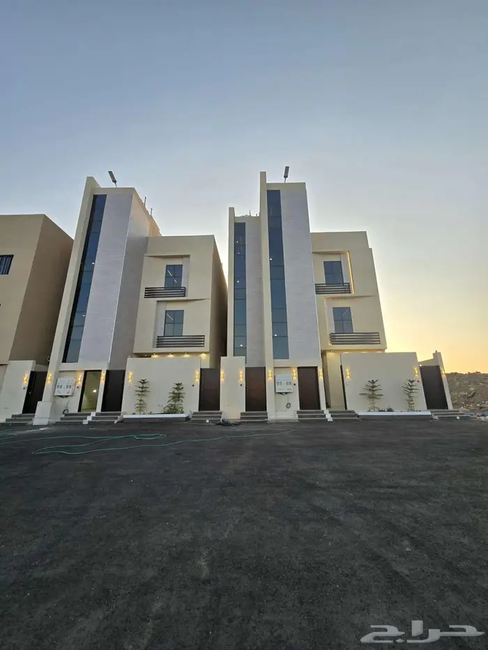 للبيع دور علوي مداخل مستقله وسطح خاص6غرف من580ألف بحي الطلح 1