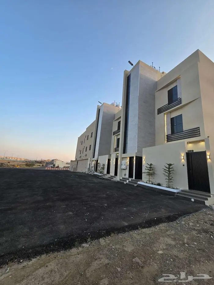 للبيع دور علوي مداخل مستقله وسطح خاص6غرف من580ألف بحي الطلح 0