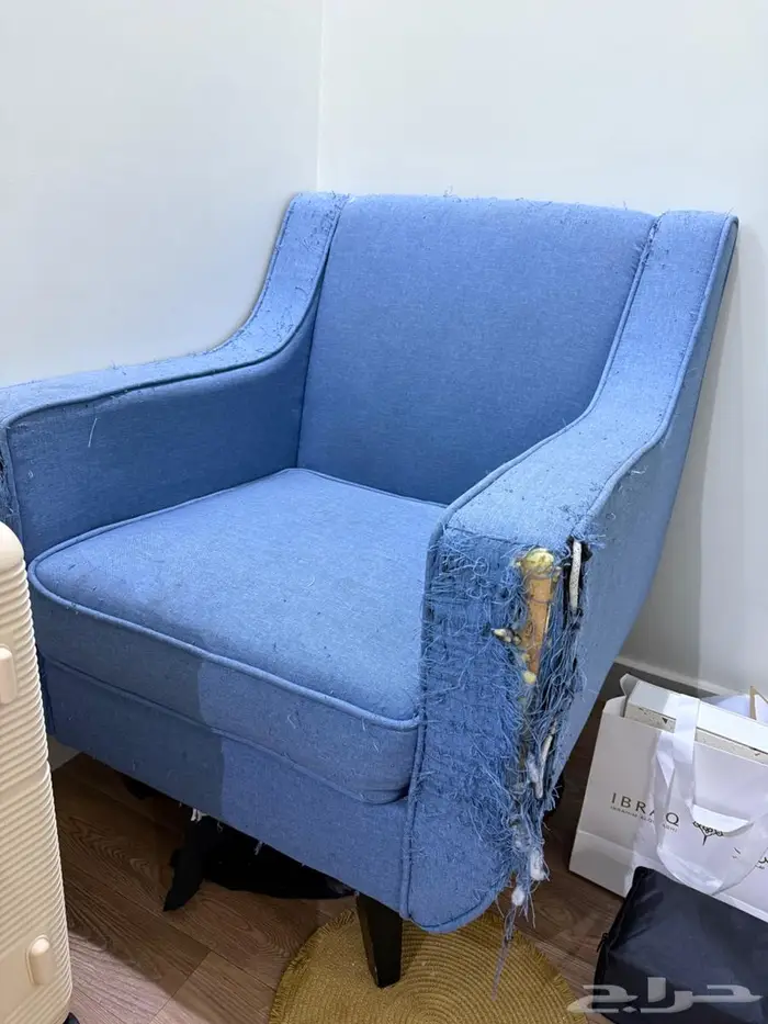 كنب مفرد رجله مكسوره مو للبيع 0