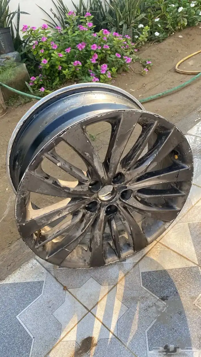 جنط جنيسس اصلي وكالة 2017 مقاس 18 سليم من الخدوش والصدمات 1