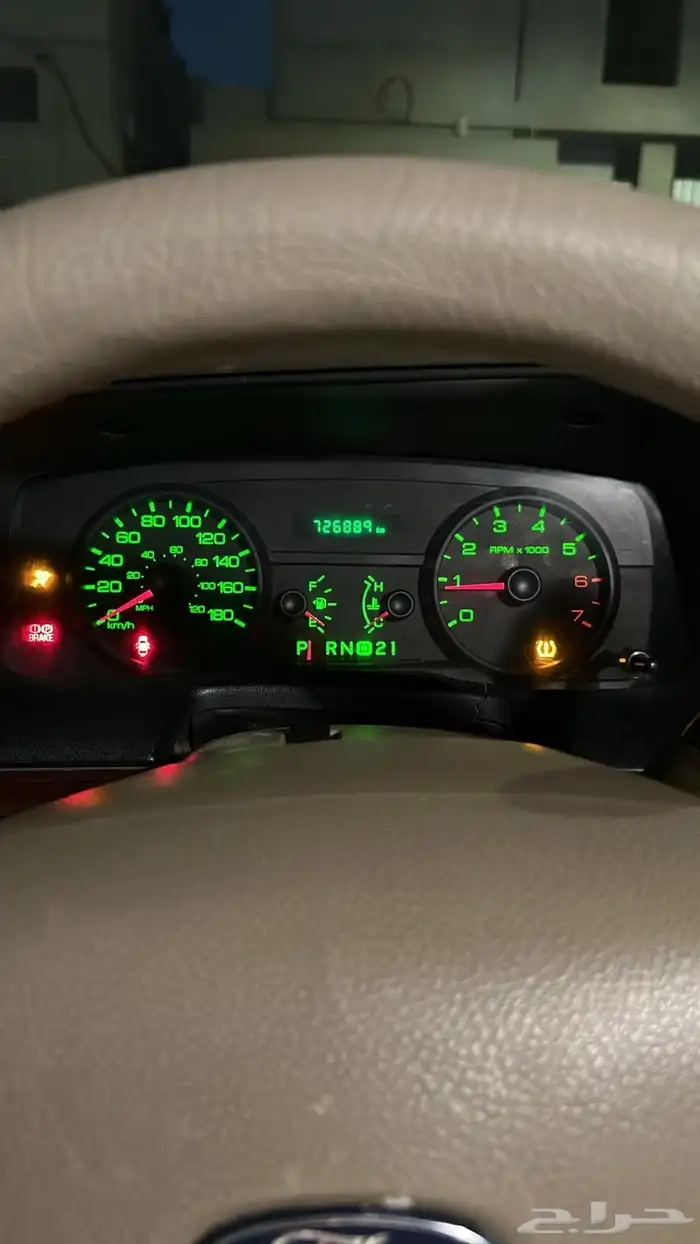 كراون فكتوريا اللون ذهبي 2011 9