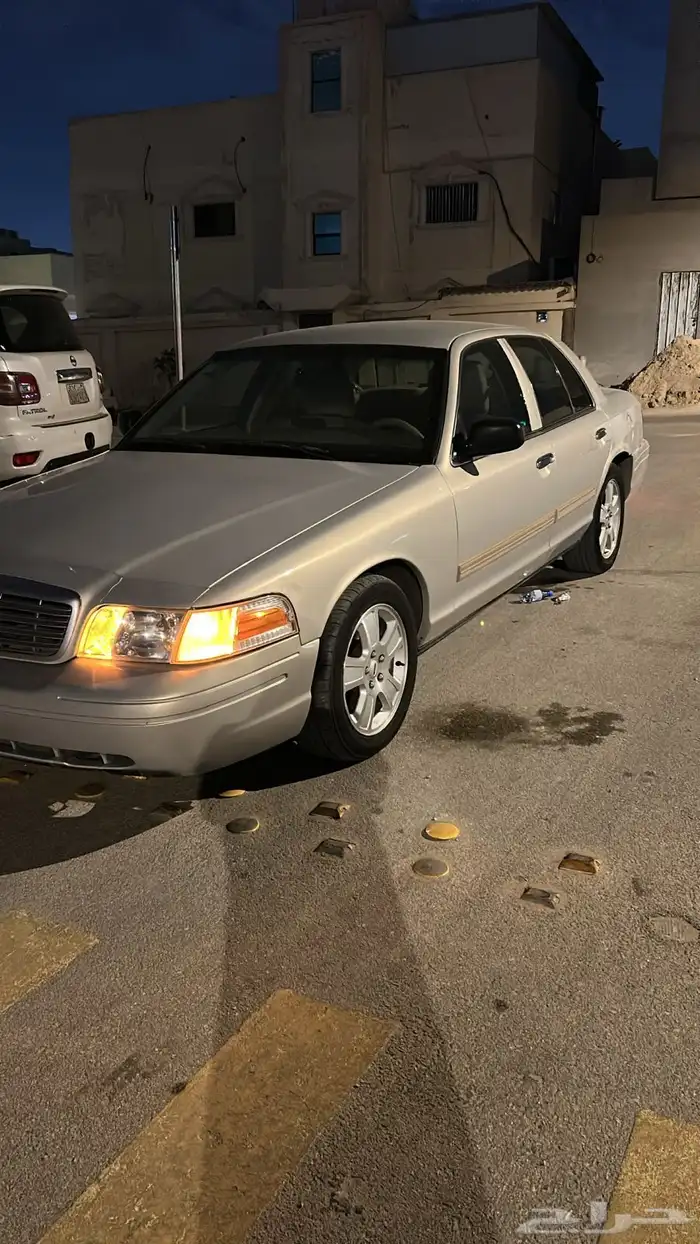 كراون فكتوريا اللون ذهبي 2011 0