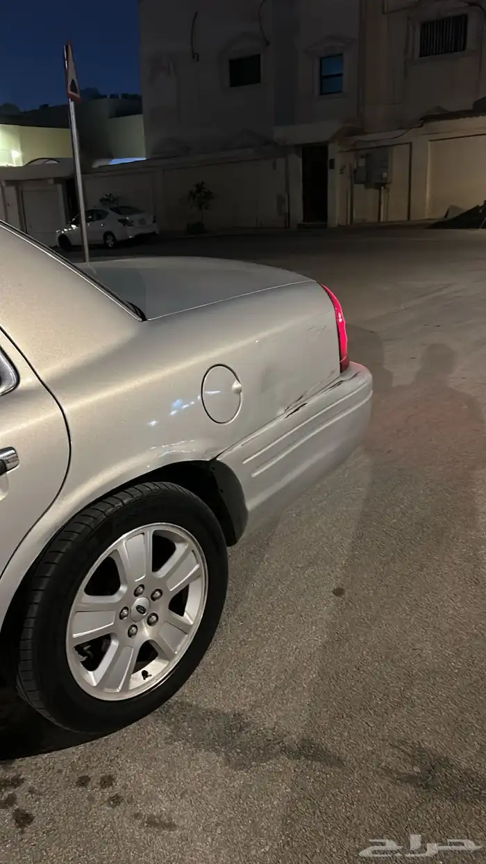 كراون فكتوريا اللون ذهبي 2011 3