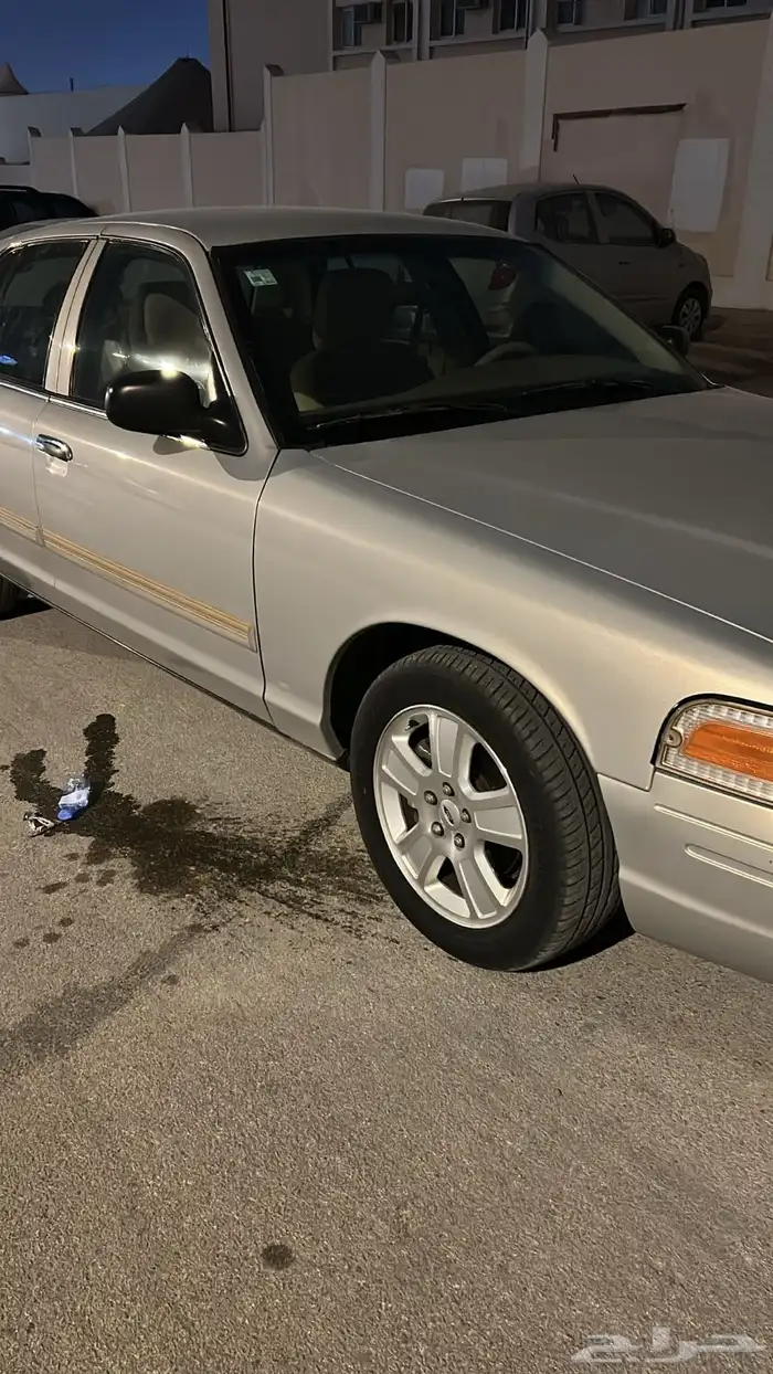 كراون فكتوريا اللون ذهبي 2011 7