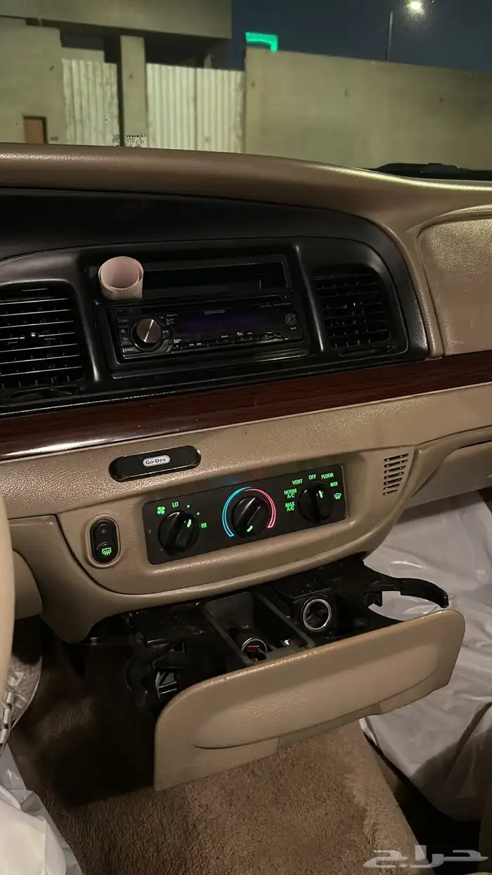 كراون فكتوريا اللون ذهبي 2011 8