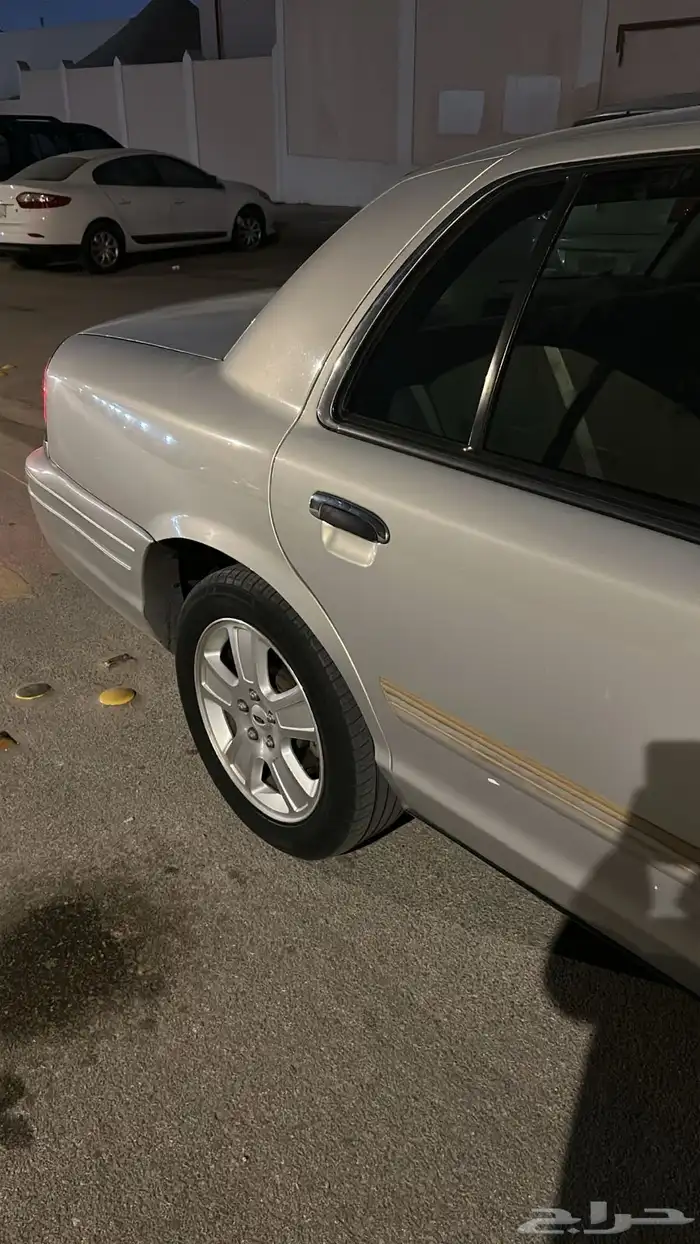 كراون فكتوريا اللون ذهبي 2011 6