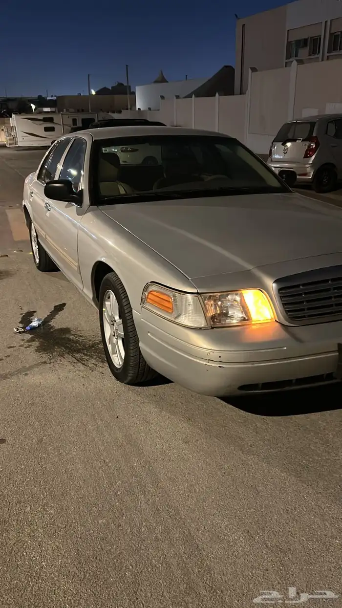 كراون فكتوريا اللون ذهبي 2011 4