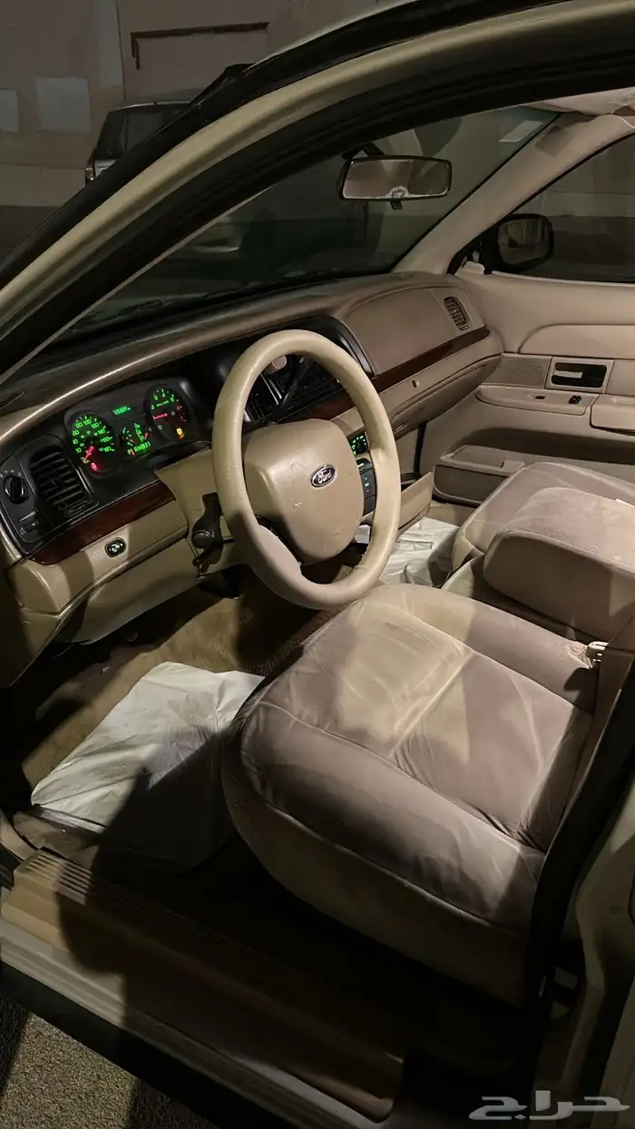 كراون فكتوريا اللون ذهبي 2011 2