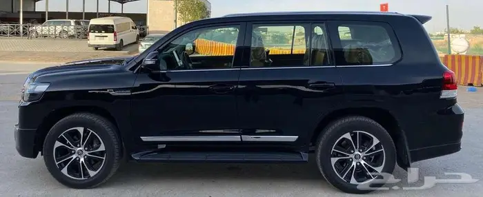 لاندكروزر GXR 2021 V8 تورنق فل كامل 3