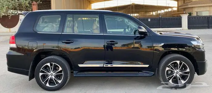 لاندكروزر GXR 2021 V8 تورنق فل كامل 4