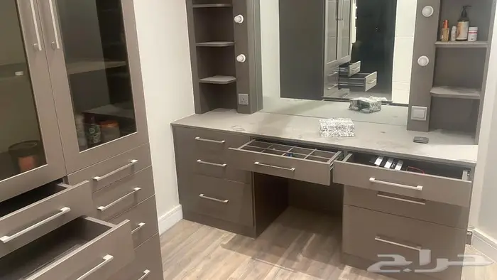 كومدينة بالخزانة تفصيل 0